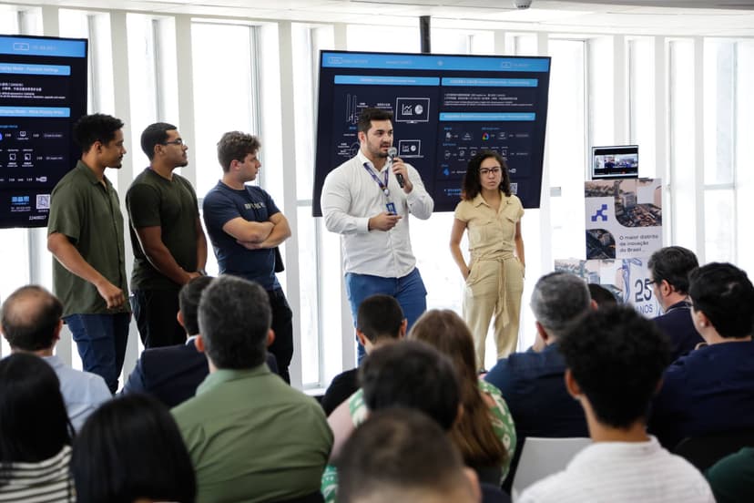 Participantes apresentando projeto de inovação durante o evento