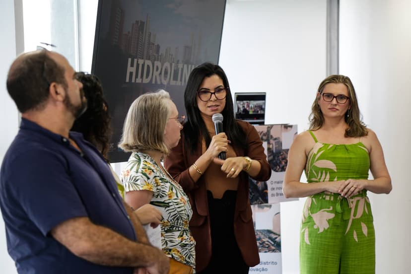 Palestrantes dialogando com o público durante o evento