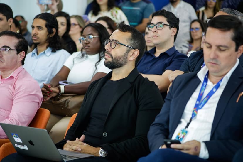 Público sentado assistindo atentamente a uma palestra no evento