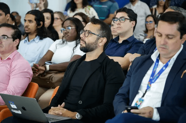 pessoas acompanhando uma palestra