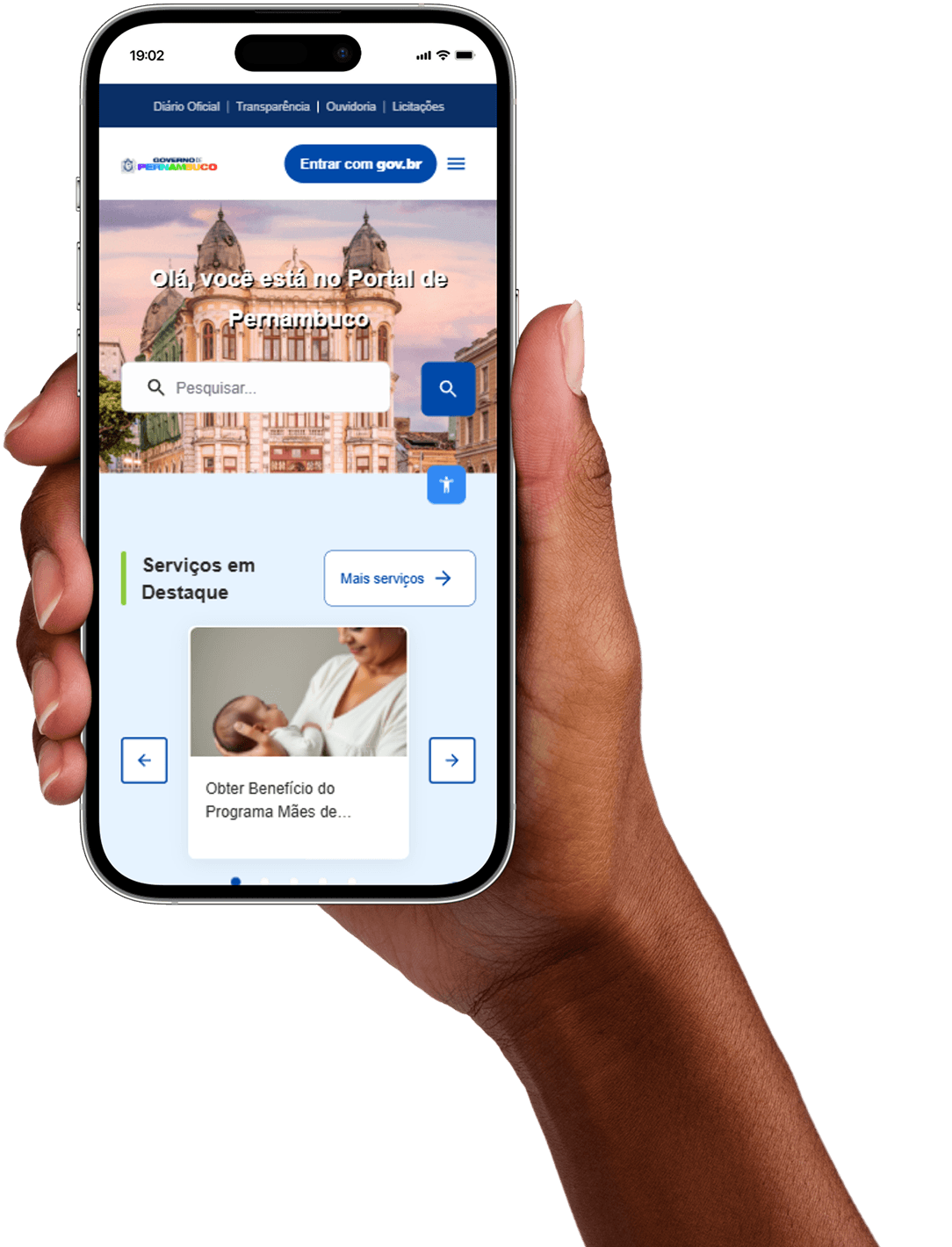 Mão feminina segurando um smartphone com a tela do portal de serviços do Governo de Pernambuco